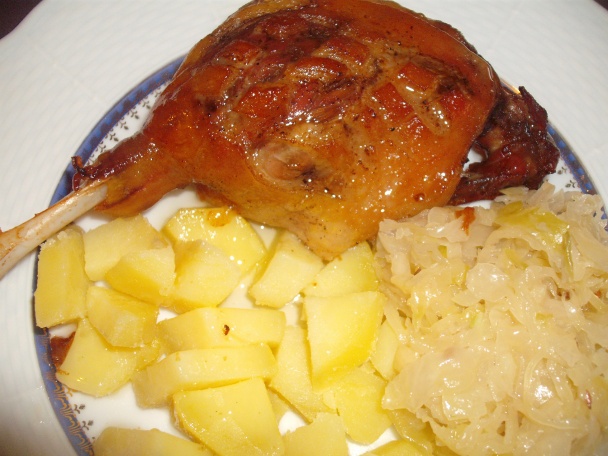 Kačacie stehná pečené s cesnakom a šalátom zo sudovej kapusty - obrázok 4