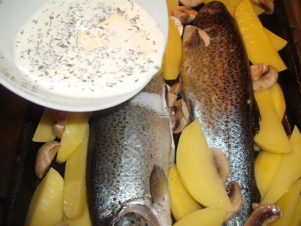 Pečené pstruhy so šampiňónmi, provensálskym korením a smotanou (fotorecept) - obrázok 2