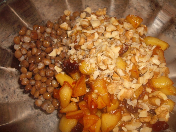 Šošovicový šalát s karamelovým jablkom, hrozienkami a orechami (fotorecept) - obrázok 3