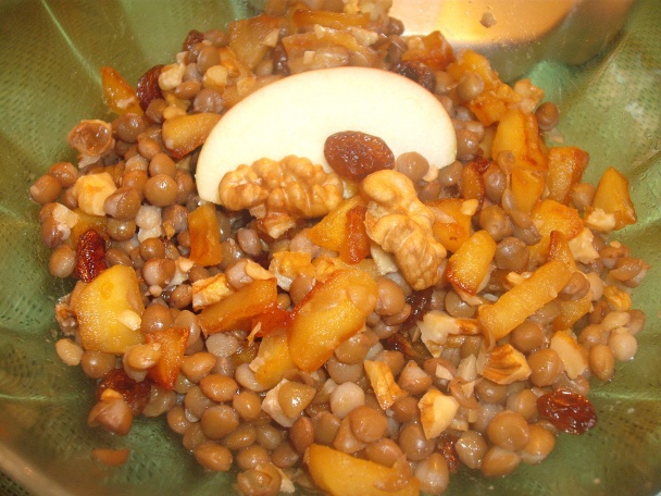 Šošovicový šalát s karamelovým jablkom, hrozienkami a orechami (fotorecept) - obrázok 4