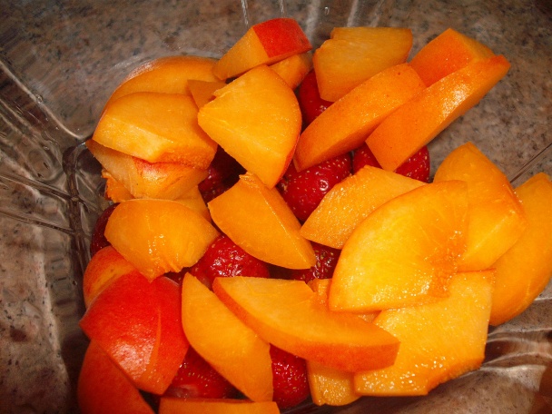 Pestrý ovocný šalát s avokádovo-acidkovým dipom - obrázok 2