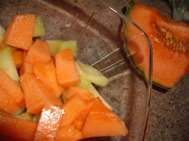 Pestrý ovocný šalát s avokádovo-acidkovým dipom - obrázok 4