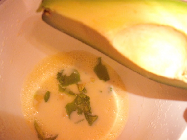 Pestrý ovocný šalát s avokádovo-acidkovým dipom - obrázok 6