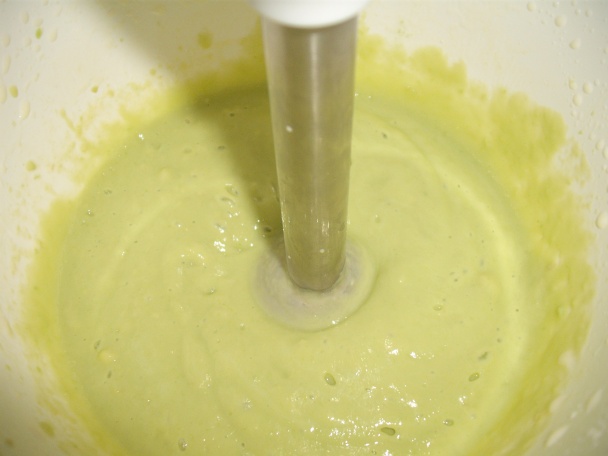 Pestrý ovocný šalát s avokádovo-acidkovým dipom - obrázok 7