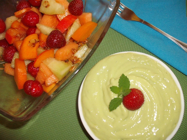 Pestrý ovocný šalát s avokádovo-acidkovým dipom - obrázok 8