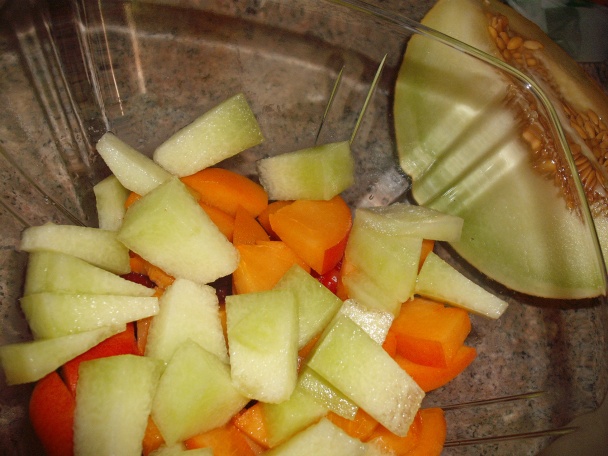 Pestrý ovocný šalát s avokádovo-acidkovým dipom - obrázok 3