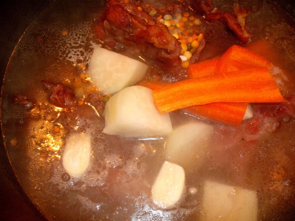 Hustá strukovinová polievka z údených kostí (fotorecept) - obrázok 2