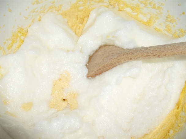 Broskyňovo-marcipánový koláč - obrázok 4