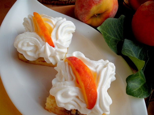 Broskyňovo-marcipánový koláč - obrázok 13