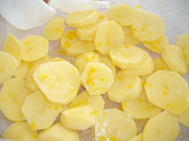 Pražma zlatá s citrónovými zemiakmi - obrázok 3