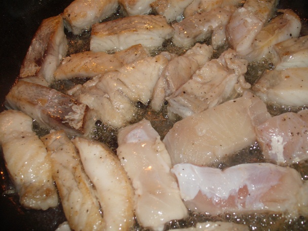 Filety zo sumca s rajčinovou omáčkou a smotanovo-kôprovými haluškami - obrázok 5