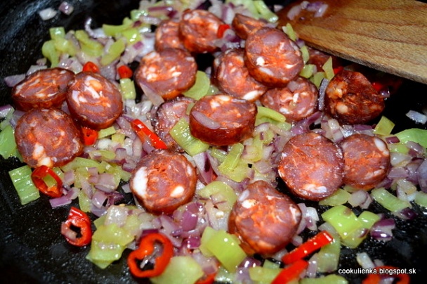 Pikantné cestoviny s klobásou a so syrom (fotorecept) - obrázok 3