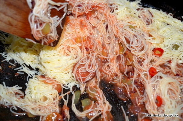 Pikantné cestoviny s klobásou a so syrom (fotorecept) - obrázok 6