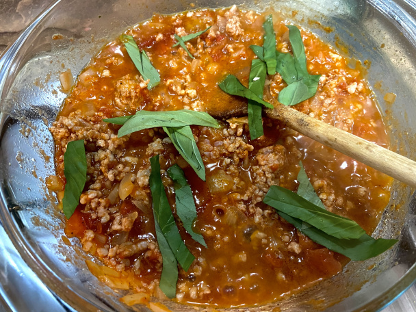 Mleté mäso na paradajkách s penne a bazalkou (fotorecept) - obrázok 2