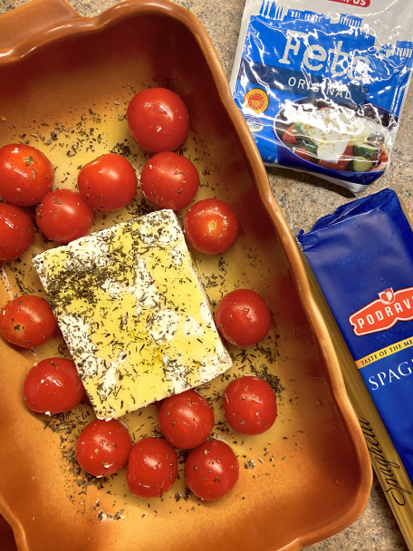 Špagety s pečenou fetou a paradajkami (fotorecept) - obrázok 1