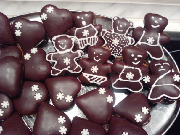 Veselé zliepané medovníčky s čokoládovou polevou - obrázok 4