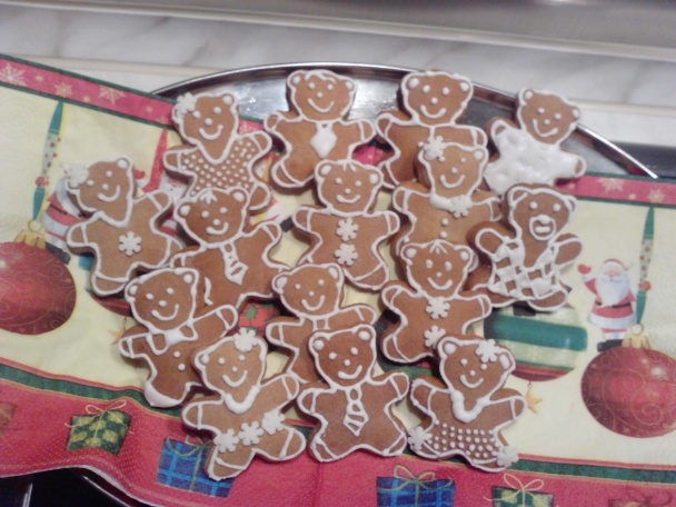 Veselé zliepané medovníčky s čokoládovou polevou - obrázok 5