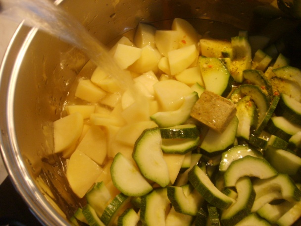 Rýchla cuketová polievka so syrokrémom - obrázok 1