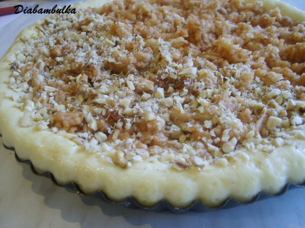 Kysnutý jablkový koláčik s banánom a orieškami - obrázok 1