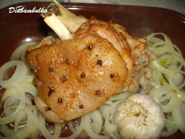 Pečené koleno na jablkách v medovej marináde - obrázok 2