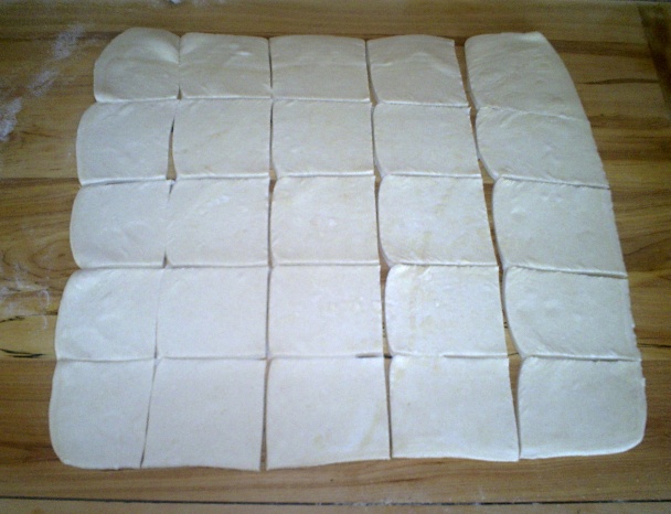 Rožky z lístkového cesta, plnené orechami - recept aj pre začiatočníkov - obrázok 1
