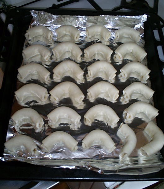 Rožky z lístkového cesta, plnené orechami - recept aj pre začiatočníkov - obrázok 4
