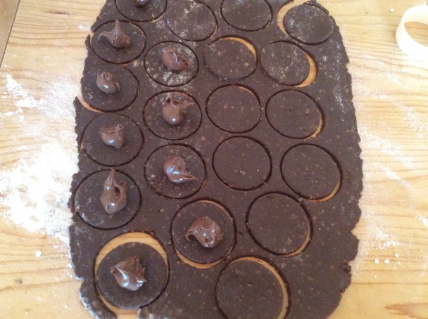 Orechovo-kakaové sušienky plnené Nutellou - obrázok 3