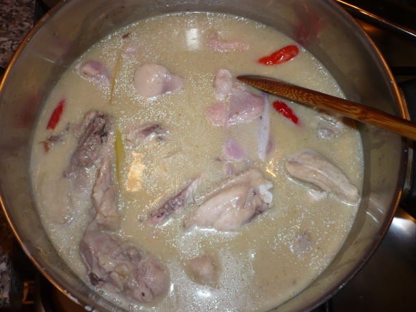 Thajská fúzia Tom kha kai (kuracia polievka z kokosového mlieka) a Kaeng khiao wan (zelené karí) - obrázok 10