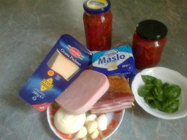 Rýchle cestoviny s domácou omáčkou, slaninou a šunkou (fotorecept) - obrázok 1