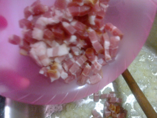 Rýchle cestoviny s domácou omáčkou, slaninou a šunkou (fotorecept) - obrázok 3