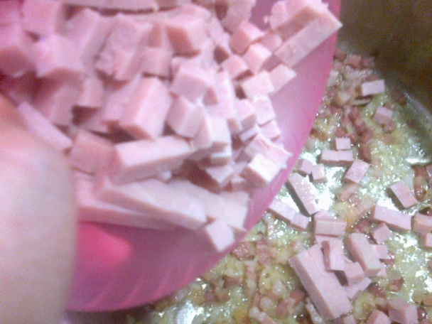 Rýchle cestoviny s domácou omáčkou, slaninou a šunkou (fotorecept) - obrázok 4