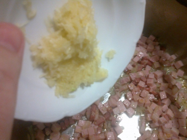 Rýchle cestoviny s domácou omáčkou, slaninou a šunkou (fotorecept) - obrázok 5