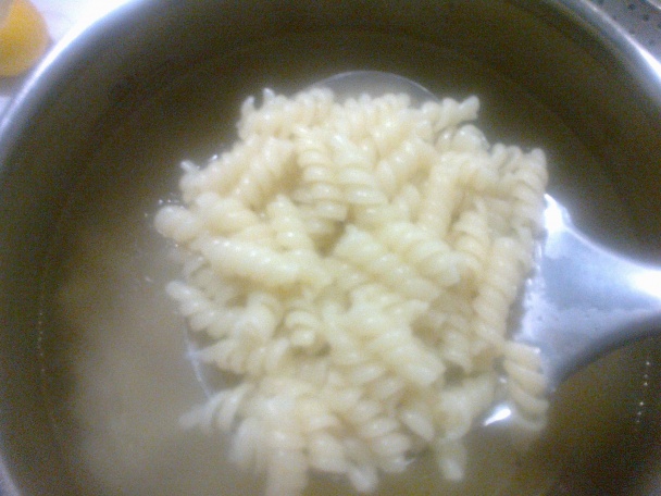 Rýchle cestoviny s domácou omáčkou, slaninou a šunkou (fotorecept) - obrázok 8