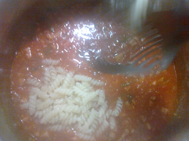 Rýchle cestoviny s domácou omáčkou, slaninou a šunkou (fotorecept) - obrázok 9