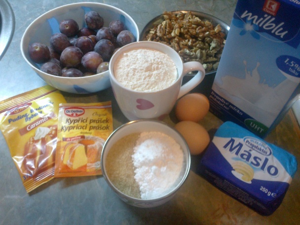 Rýchly obrátený orechový koláč so slivkami (fotorecept) - obrázok 1