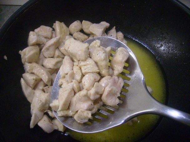 Cestoviny s kuracím mäsom a baby špenátom v smotanovej omáčke - obrázok 2