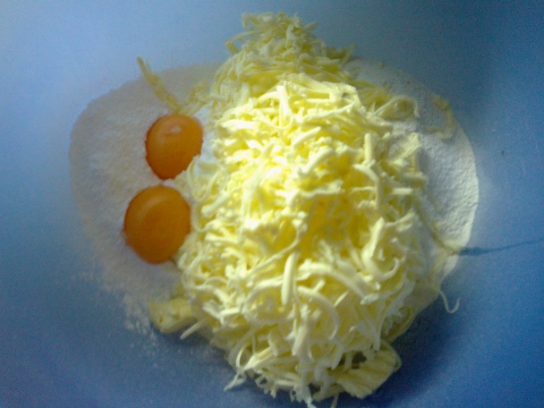 Krehký maslový závin s čokoládovou plnkou a hroznom (fotorecept) - obrázok 1