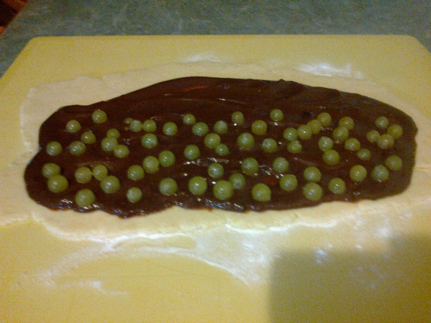 Krehký maslový závin s čokoládovou plnkou a hroznom (fotorecept) - obrázok 8