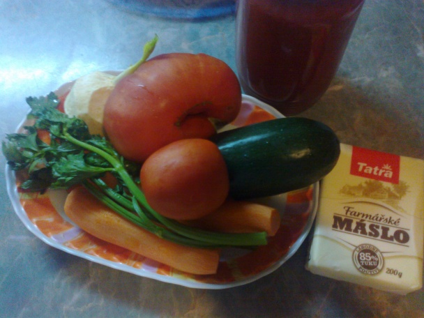 Krémová paradajkovo-zeleninová polievka s bazalkovými haluškami (fotorecept) - obrázok 1