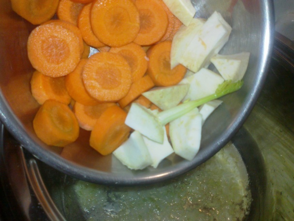 Krémová paradajkovo-zeleninová polievka s bazalkovými haluškami (fotorecept) - obrázok 5