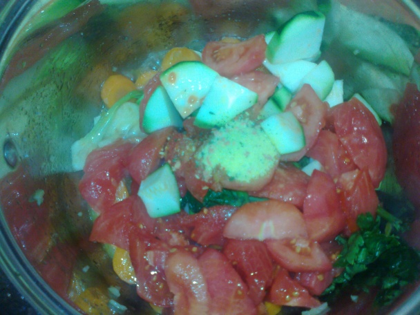 Krémová paradajkovo-zeleninová polievka s bazalkovými haluškami (fotorecept) - obrázok 7