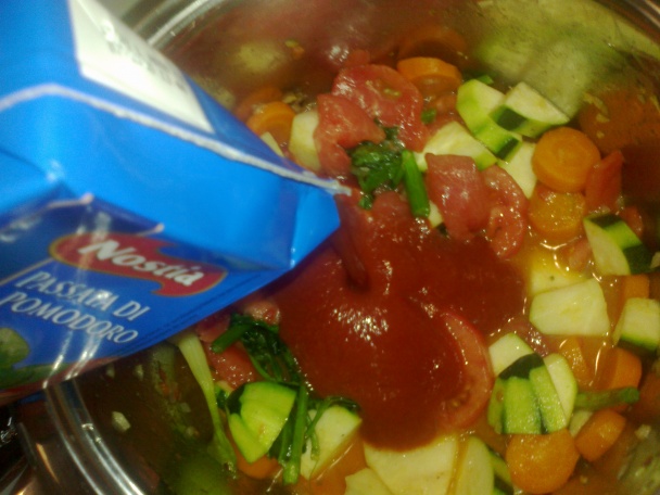 Krémová paradajkovo-zeleninová polievka s bazalkovými haluškami (fotorecept) - obrázok 8