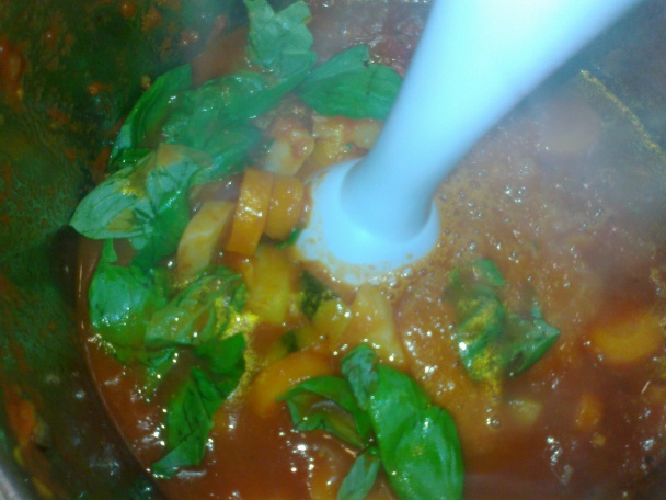 Krémová paradajkovo-zeleninová polievka s bazalkovými haluškami (fotorecept) - obrázok 9