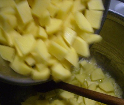 Antichripkačka - Cesnaková krémová polievka s nivovo-cesnakovými krutónmi (fotorecept) - obrázok 4