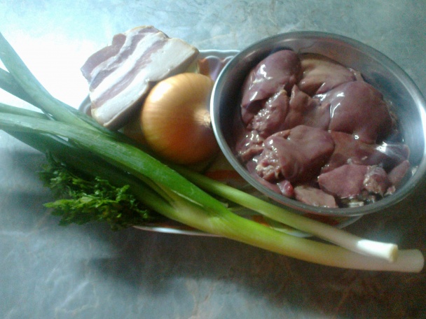 Kuracia pečeň na cibuli a slanine s krémovým zemiakovo-cibuľkovým pyré (fotorecept) - obrázok 1