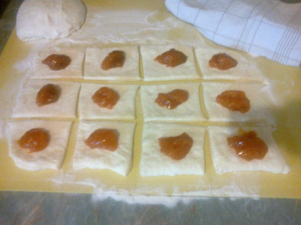 Božské buchty a oškvarkové roládky z jedného cesta - obrázok 9