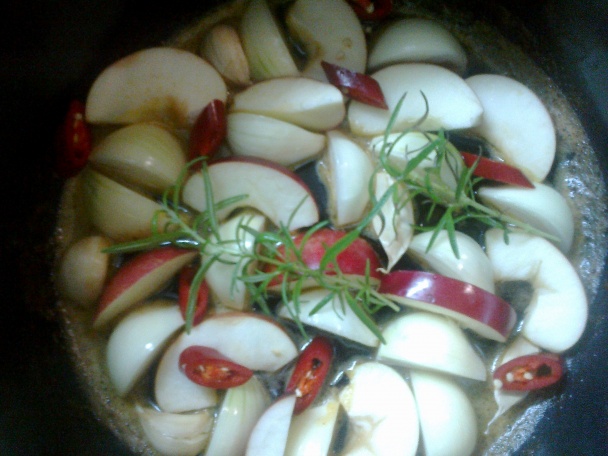 Dusená krkovička na cibuli, jablkách, chilli a rozmaríne (fotorecept) - obrázok 9