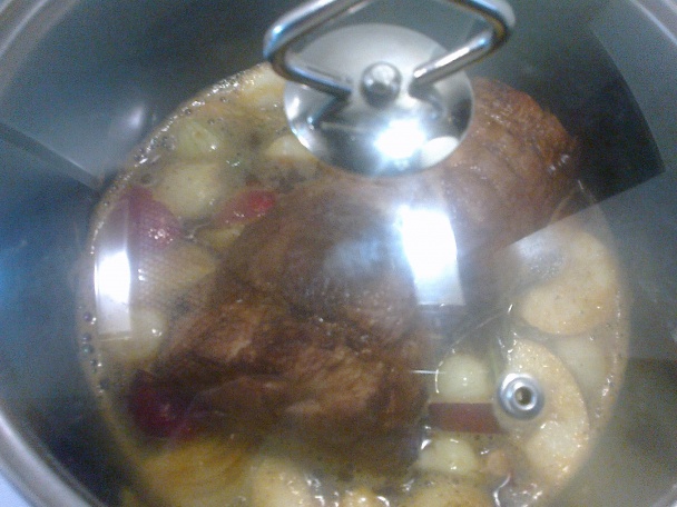 Dusená krkovička na cibuli, jablkách, chilli a rozmaríne (fotorecept) - obrázok 11