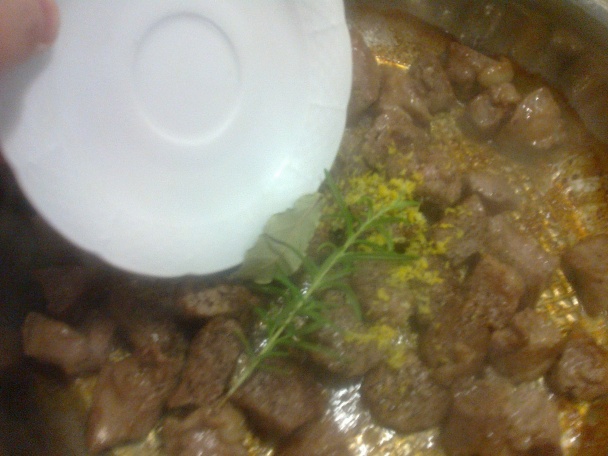 Voňavá krkovička so zemiakmi z jednej panvice (fotorecept) - obrázok 9