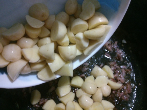 Šalátovka s novými zemiakmi a stratenými vajíčkami (fotorecept) - obrázok 4